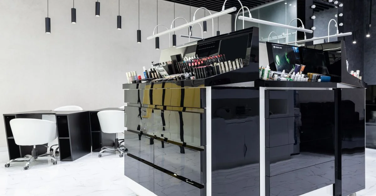 Intérieur de salon élégant et luxueux avec un présentoir moderne de cosmétiques et un éclairage raffiné.