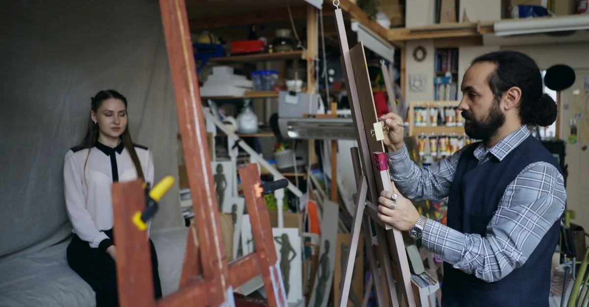 Le peintre se concentre sur la capture d'une femme assise dans un studio d'art animé.