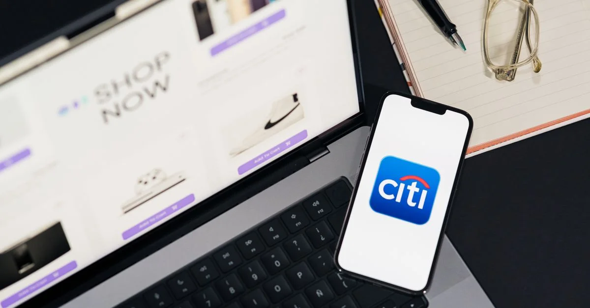 Ordinateur portable et smartphone montrant les achats en ligne et l'application Citi mobile banking