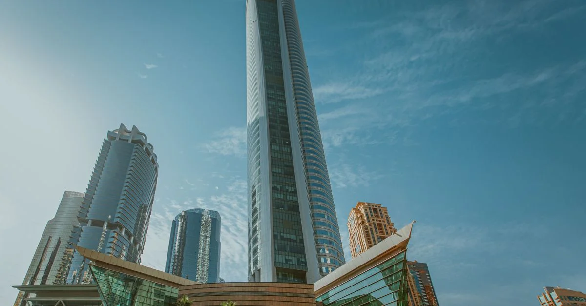 Vue d'imposants gratte-ciel à Dubaï, mettant en valeur une architecture moderne sous un ciel bleu dégagé.