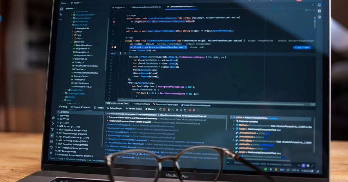 Écran d'ordinateur portable montrant un logiciel de débogage avec du code, idéal pour des thèmes technologiques et de développement logiciel.