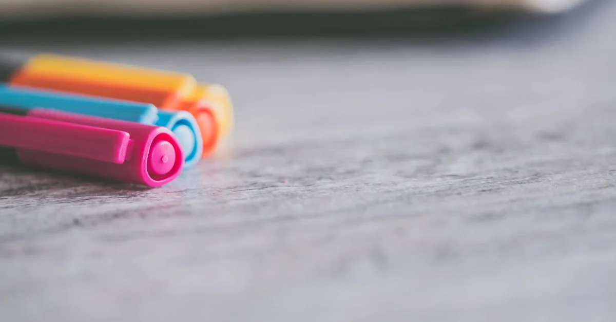 Gros plan de stylos colorés vibrants sur une surface de bureau en bois texturé, idéal pour des thèmes de bureau ou d'art.