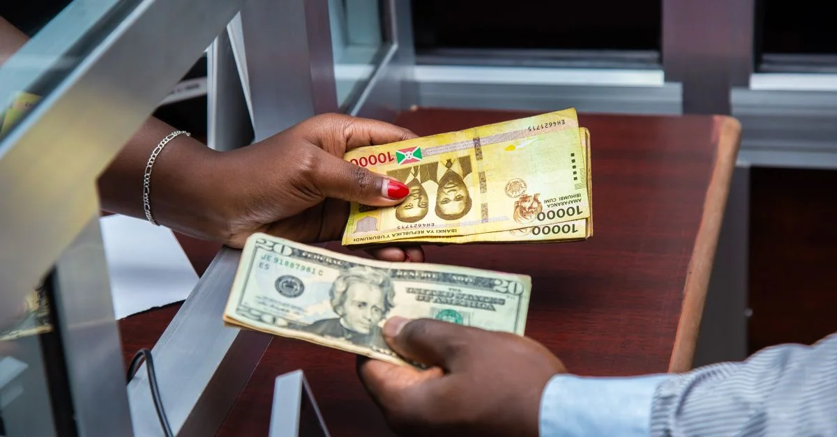Transaction d'échange de francs burundais et de dollars américains au guichet de la banque.