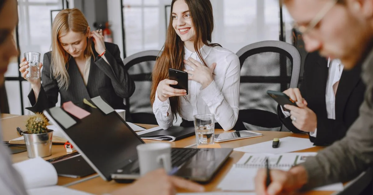 Des professionnels du business participant à une réunion d'équipe dynamique avec une technologie moderne.